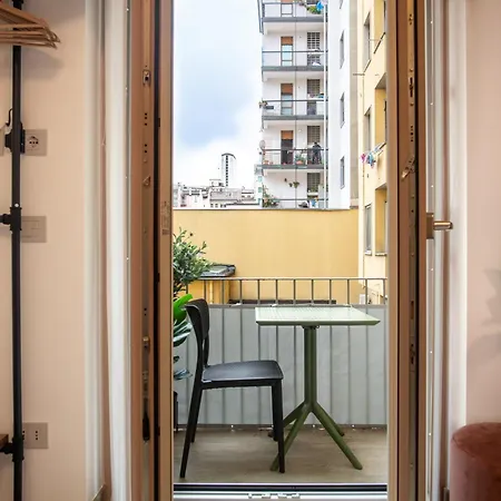 Pink Flamingo Balcony By Station Mailand