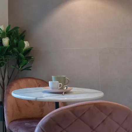 Apartment Pink Flamingo Balcony By Station Mailand